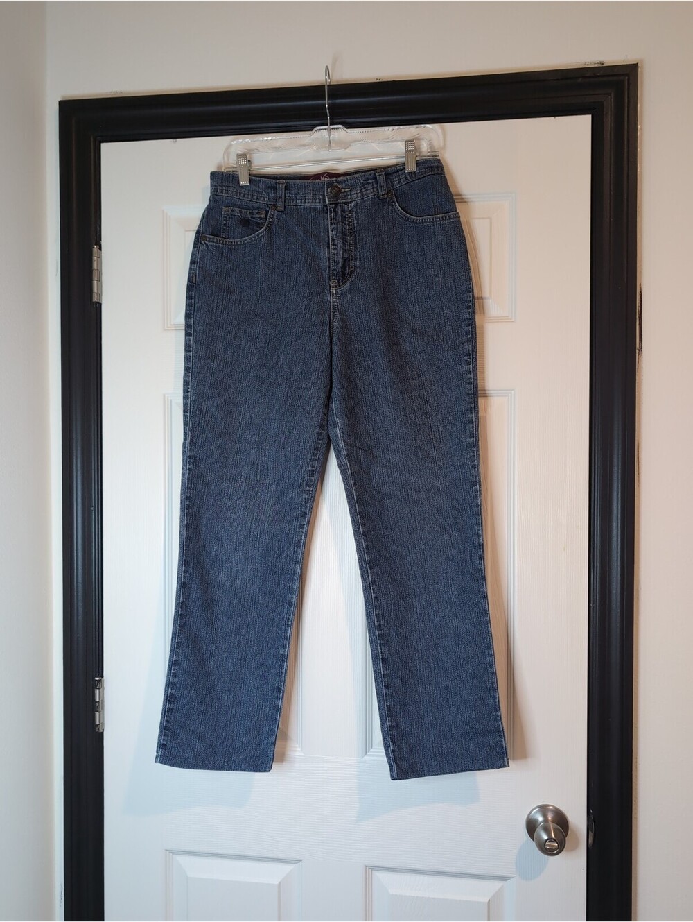 Size 8 Gloria Vanderbilt straight leg jeans.